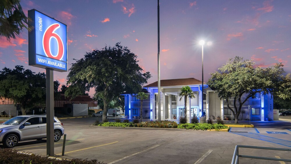 Motel6 Addison, TX - Dallas 49/56