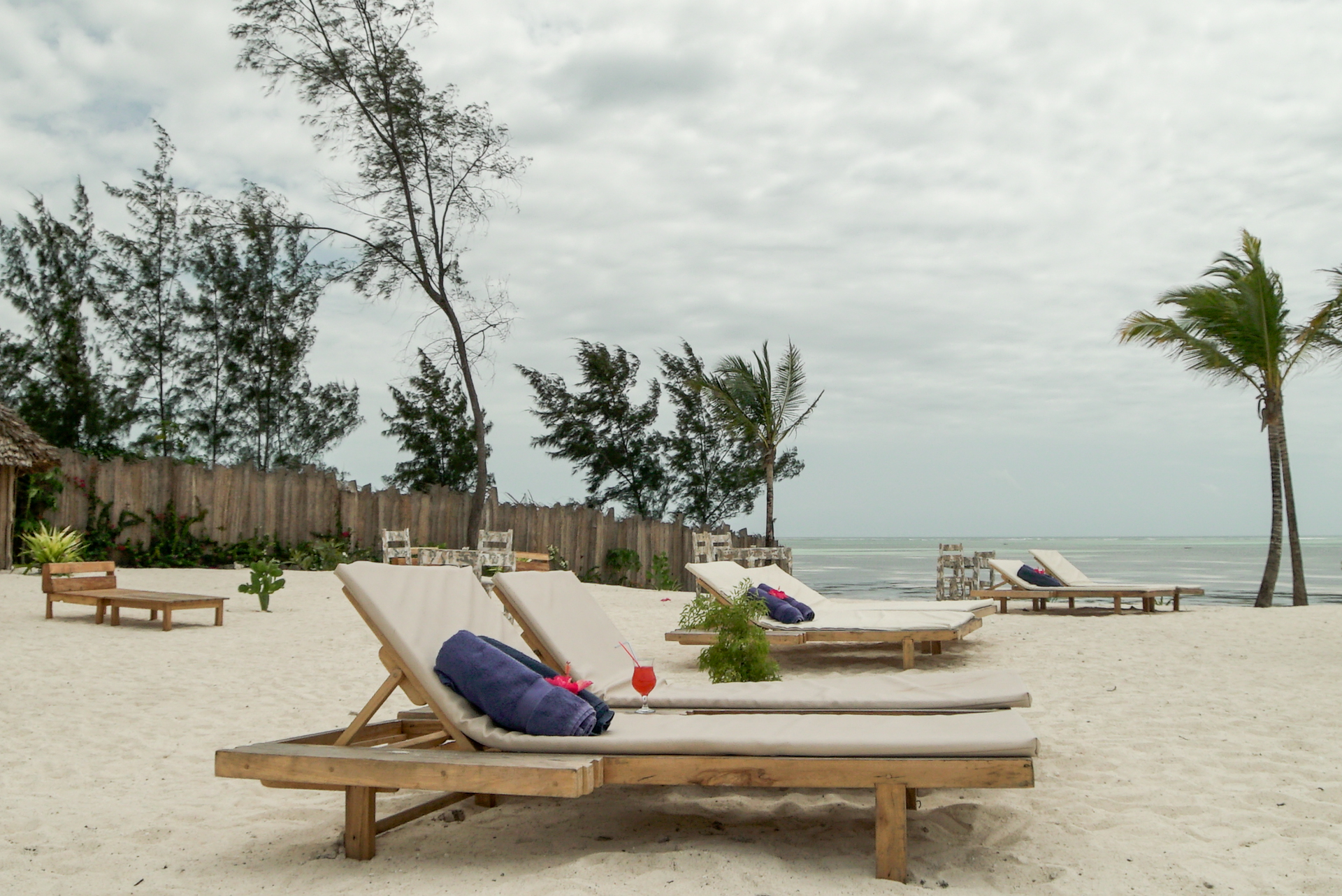 Zanbluu Beach Hotel 38/40