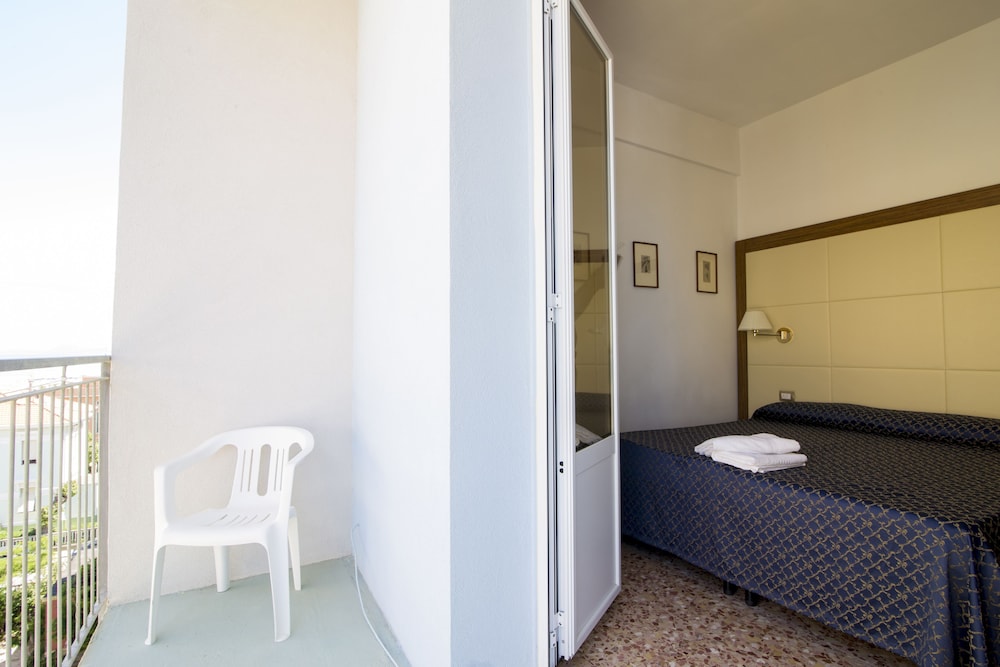 Hotel Paradiso 48/50