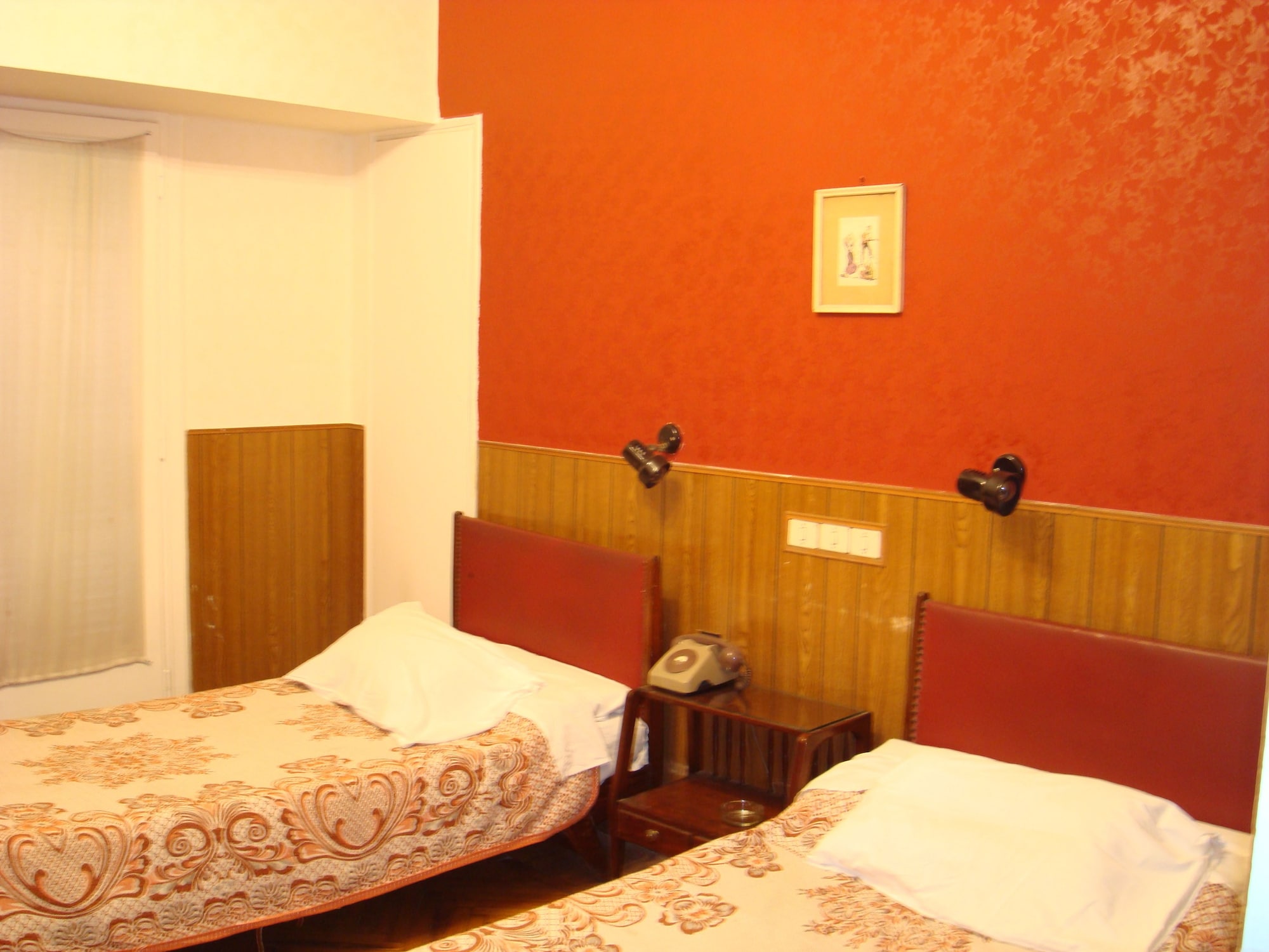 DELUXE, DOUBLE OR TWIN BED