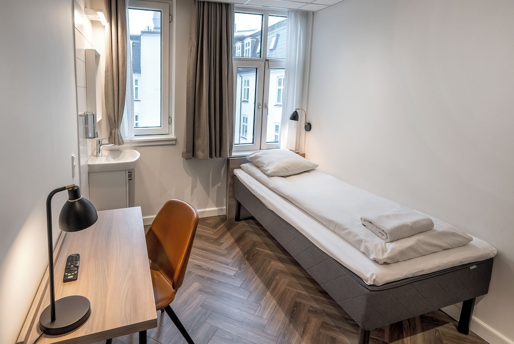 ECONOMY, SINGLE, SHARED BATHROOM