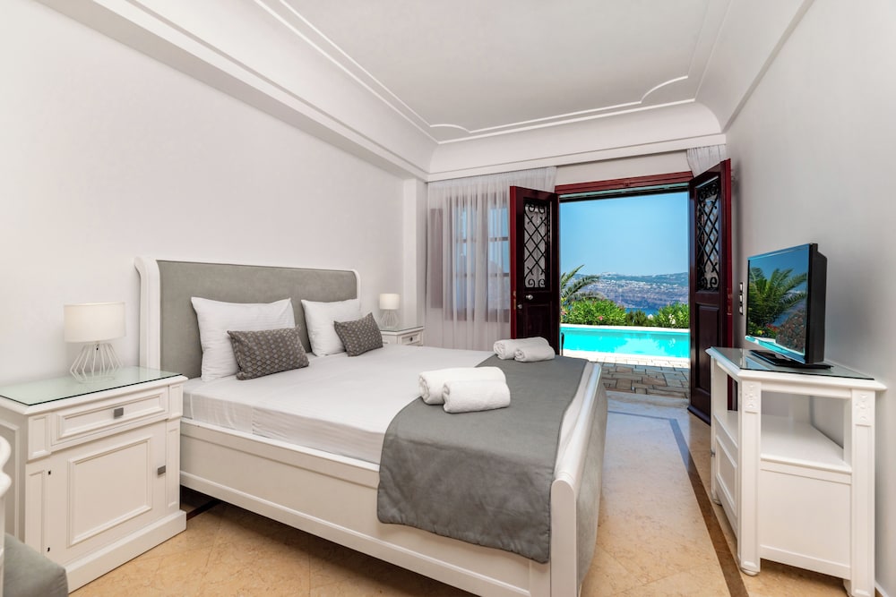 SUPERIOR, SUITE, PRIVATE POOL