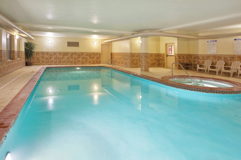 Holiday Inn Express Suites Cedar City 42/49