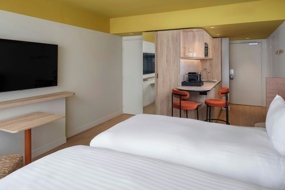 STUDIO, TWIN BEDS, CITY VIEW