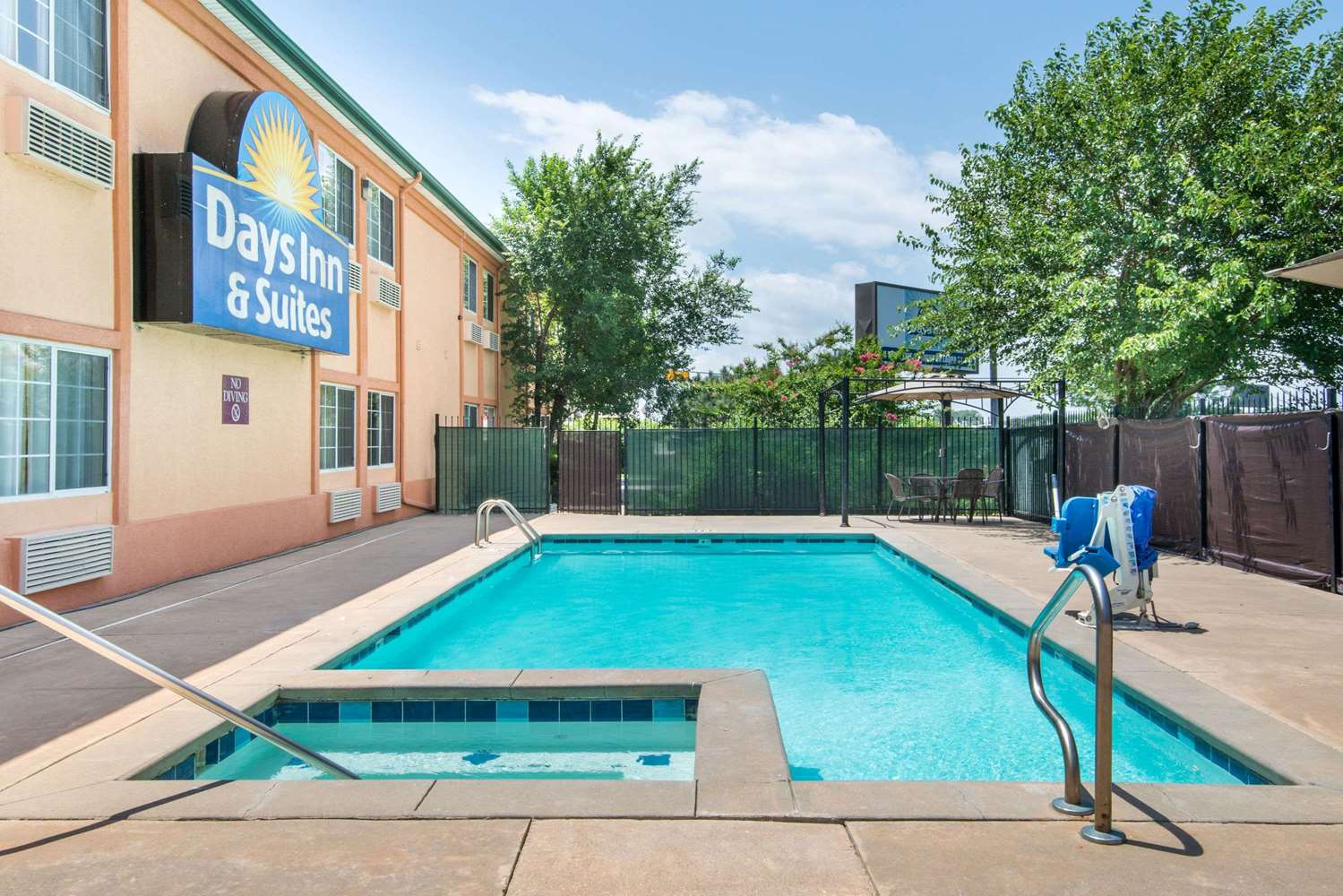 Days Inn & Suites By Wyndham Wichita 17/18