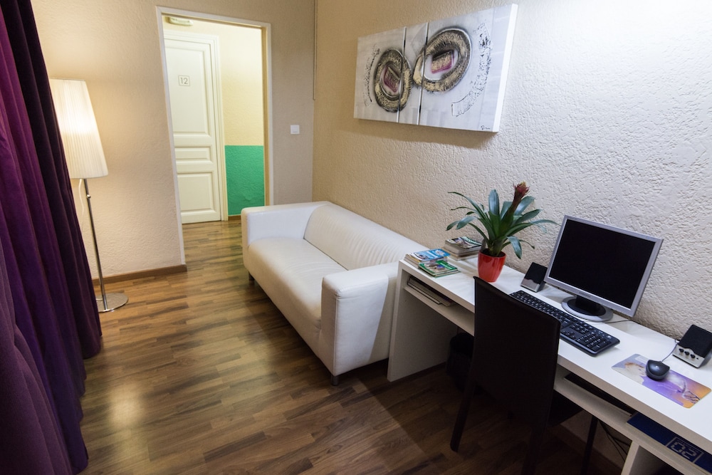 Hostal Lesseps 39/60