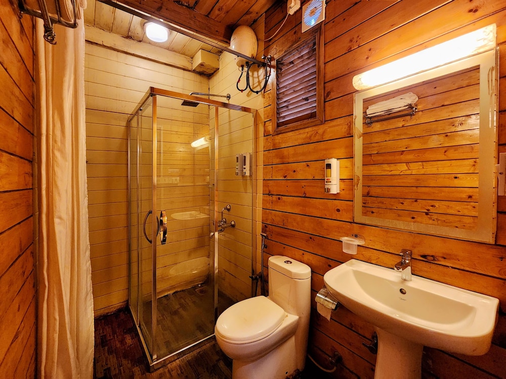 Swiss, Deluxe, Cottage, King Bed، La Vie Woods 7/9