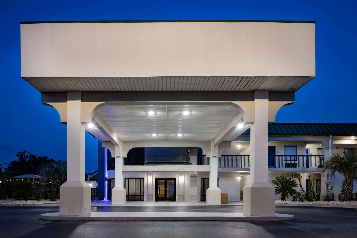 Days Inn & Suites by Wyndham Savannah Midtown 6/56