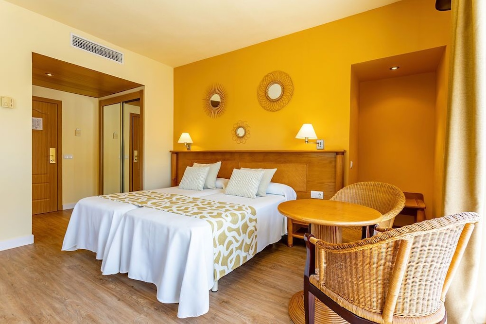 ROOM, TRIPLE, SINGLE, BALCONY