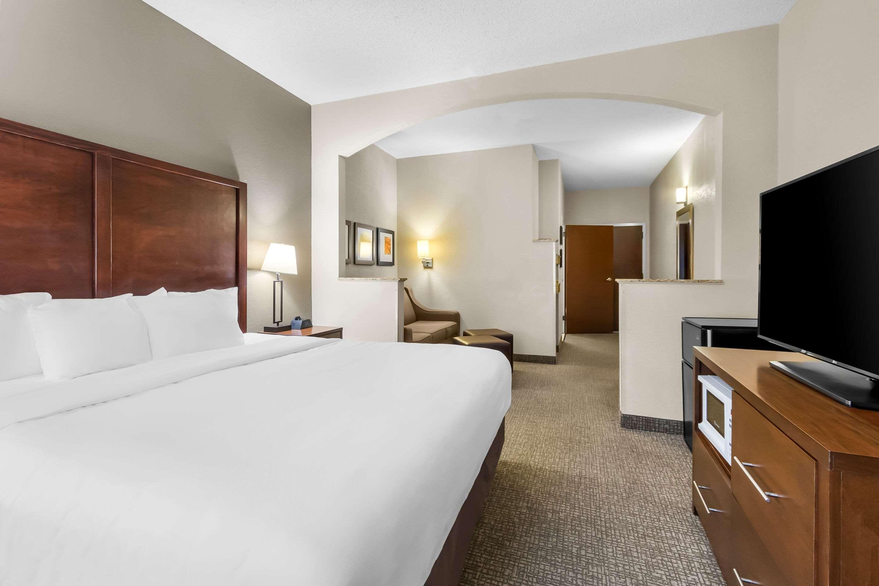 Suite, King Bed, Accessible