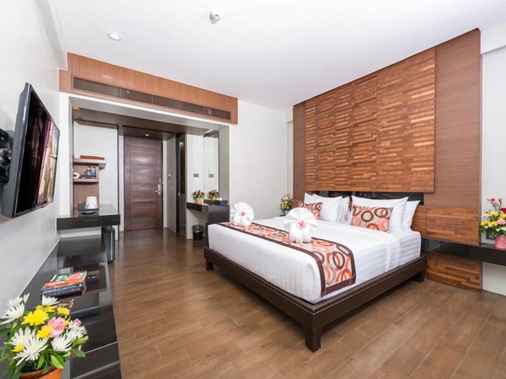 DELUXE, DOUBLE OR TWIN BED