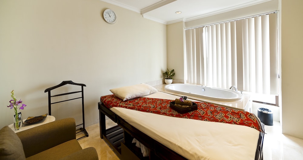 Royal Kuningan Hotel 10/60