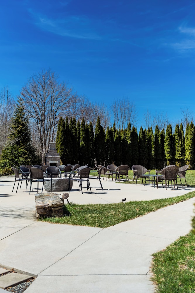 The Inn at Crestwood 64/65