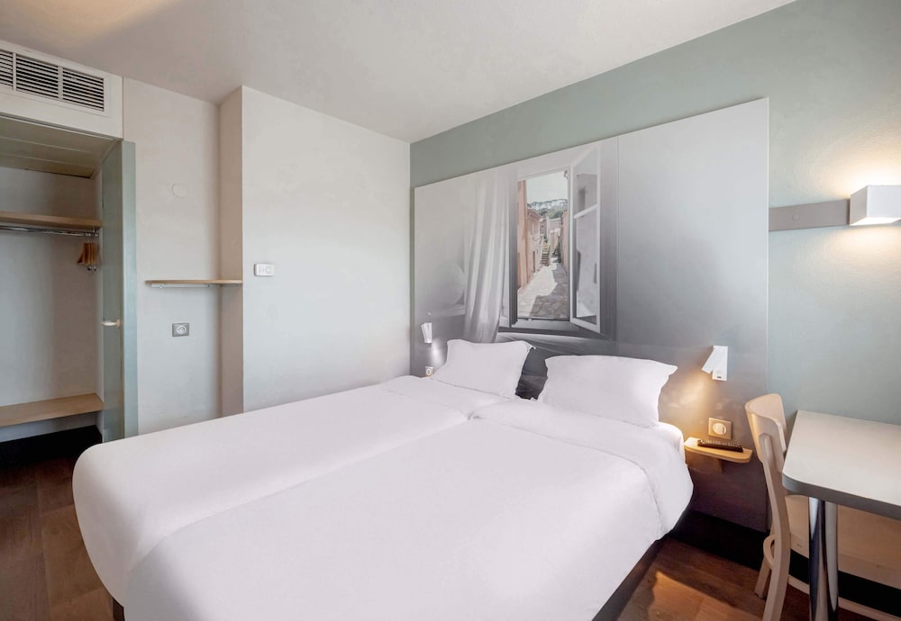 غرفة بسريرين منفصلين، B&B Hotel Hyeres 2/4