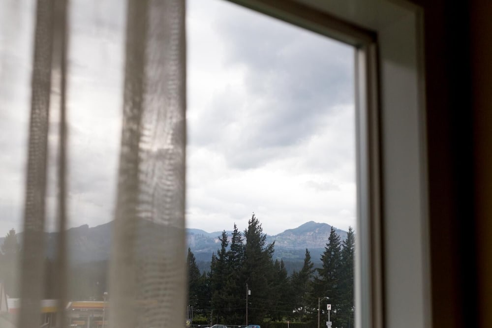 Columbia Gorge Inn 32/57