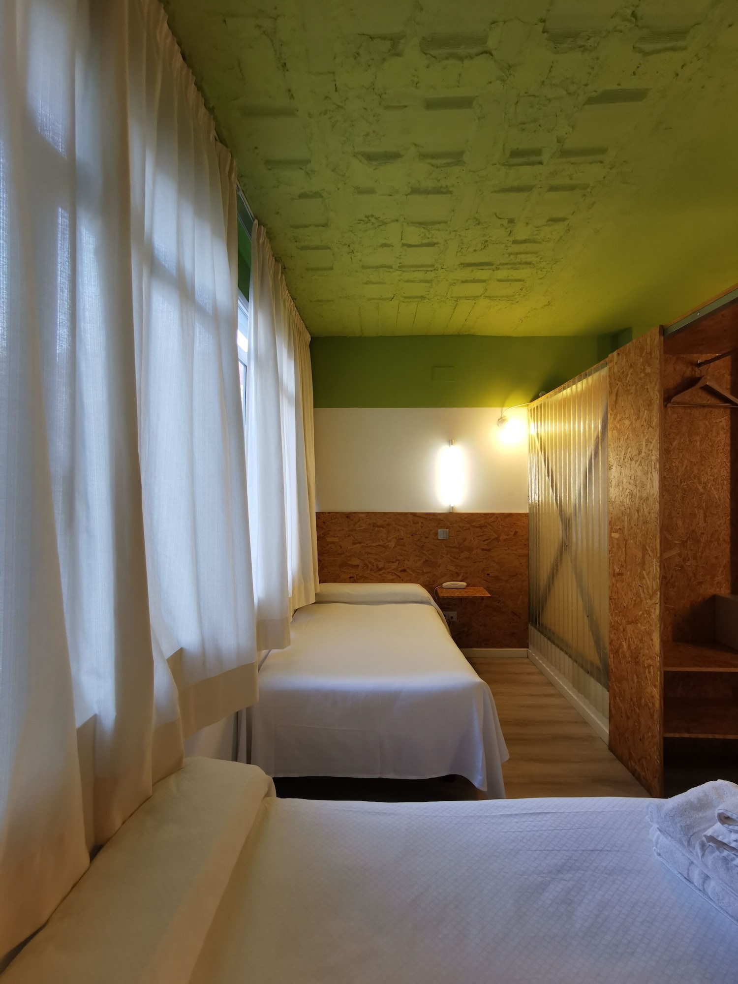 ROOM, TWIN BEDS