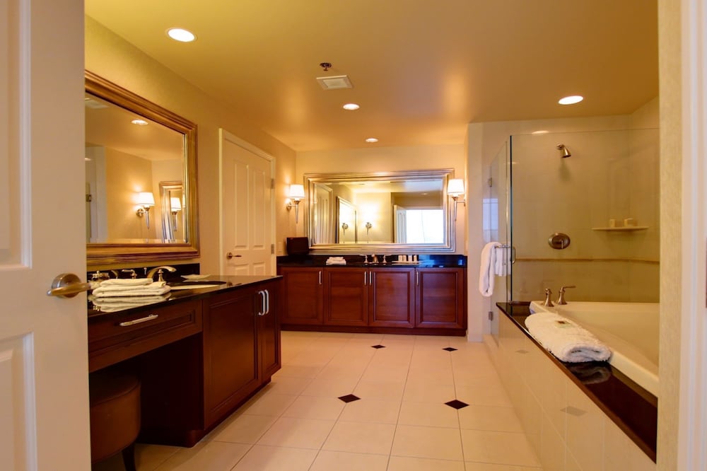 Jet Luxury Resorts @ The Signature Condo Hotel 67/69