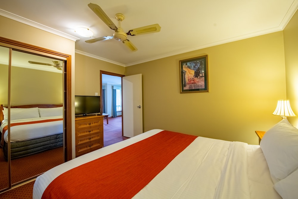EXECUTIVE, KING BED