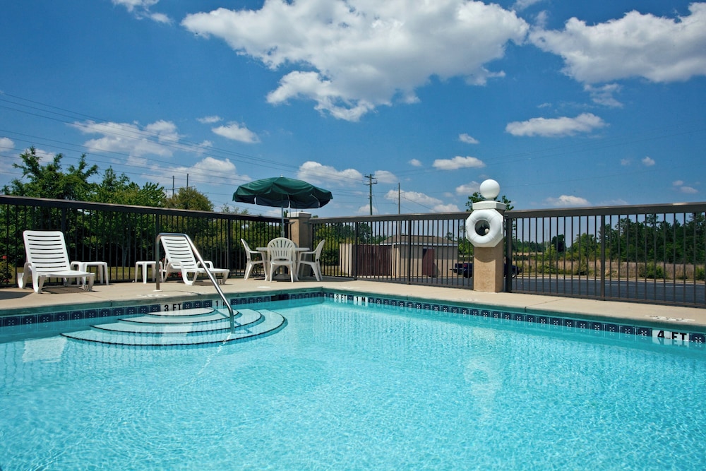 Holiday Inn Express Hotel & Suites Milton East I-10 41/73