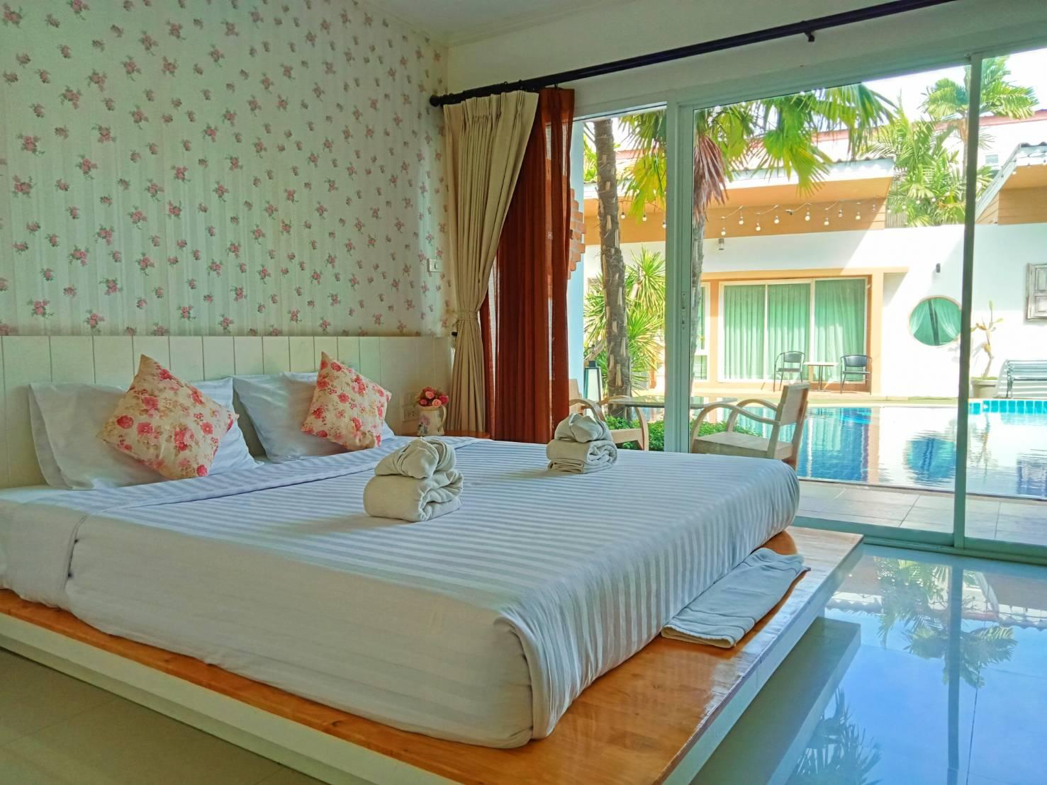 Deluxe, King Bed, Pool Access