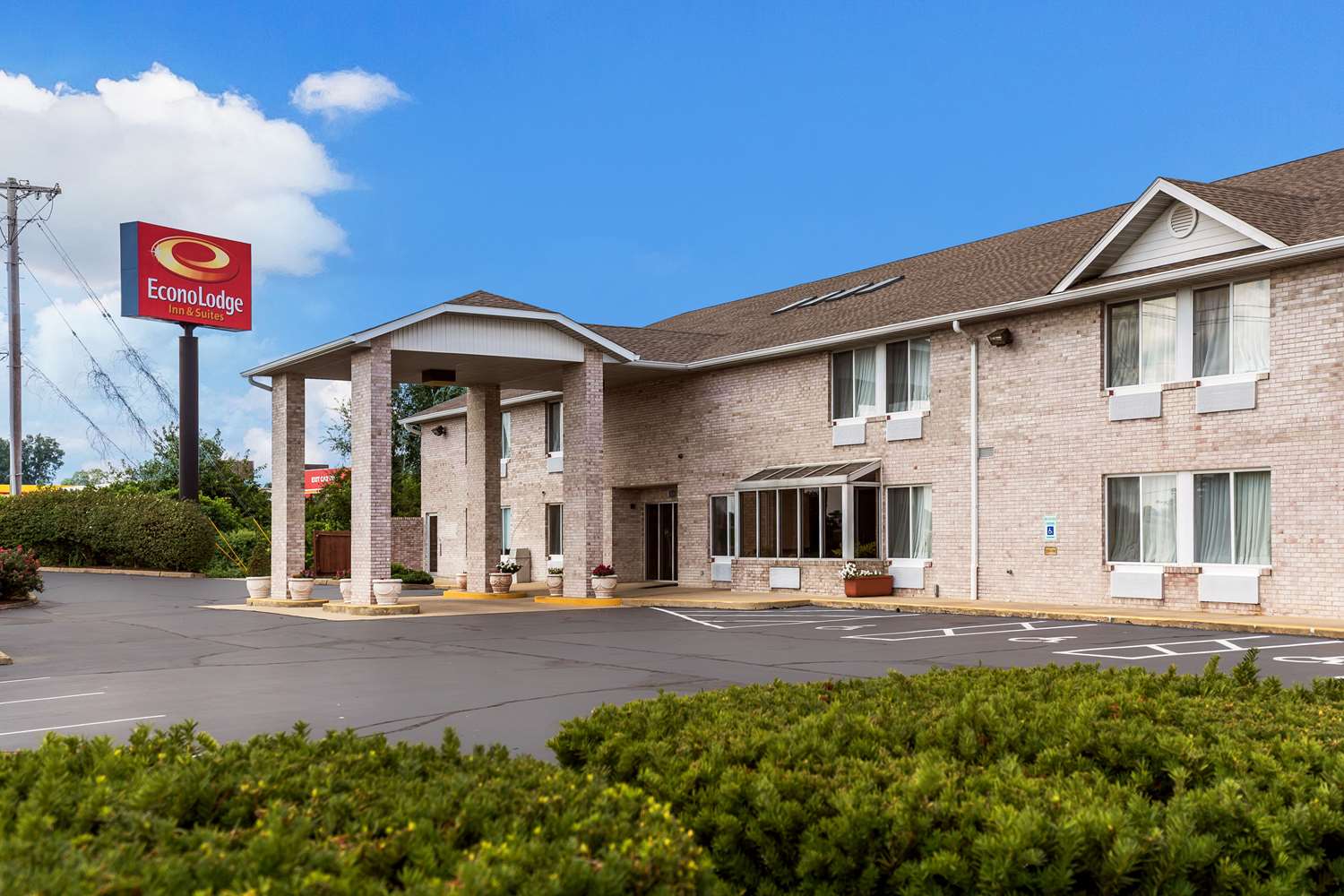 Econo Lodge Inn & Suites Fairview Heights - St. Louis 4/22