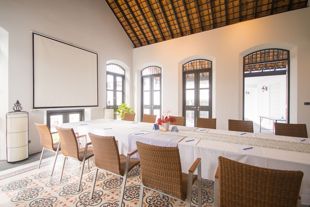 LITTLE NYONYA HOTEL 24/50