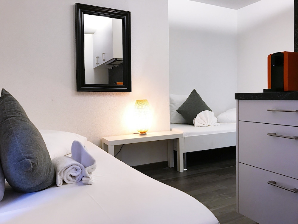 ROOM, TWIN BEDS