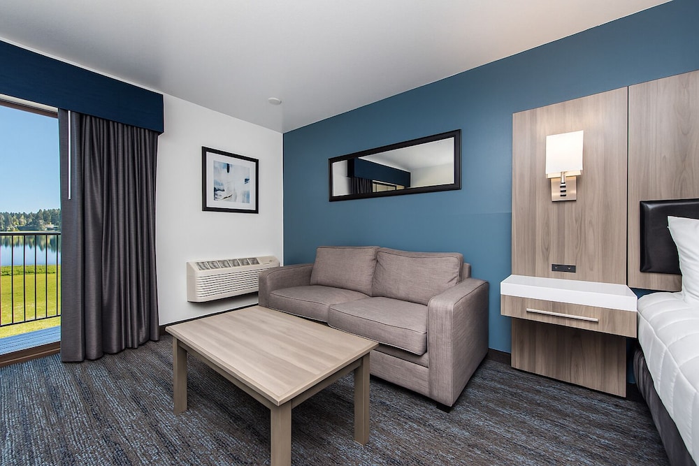 Oyster Bay Inn & Suites 44/70