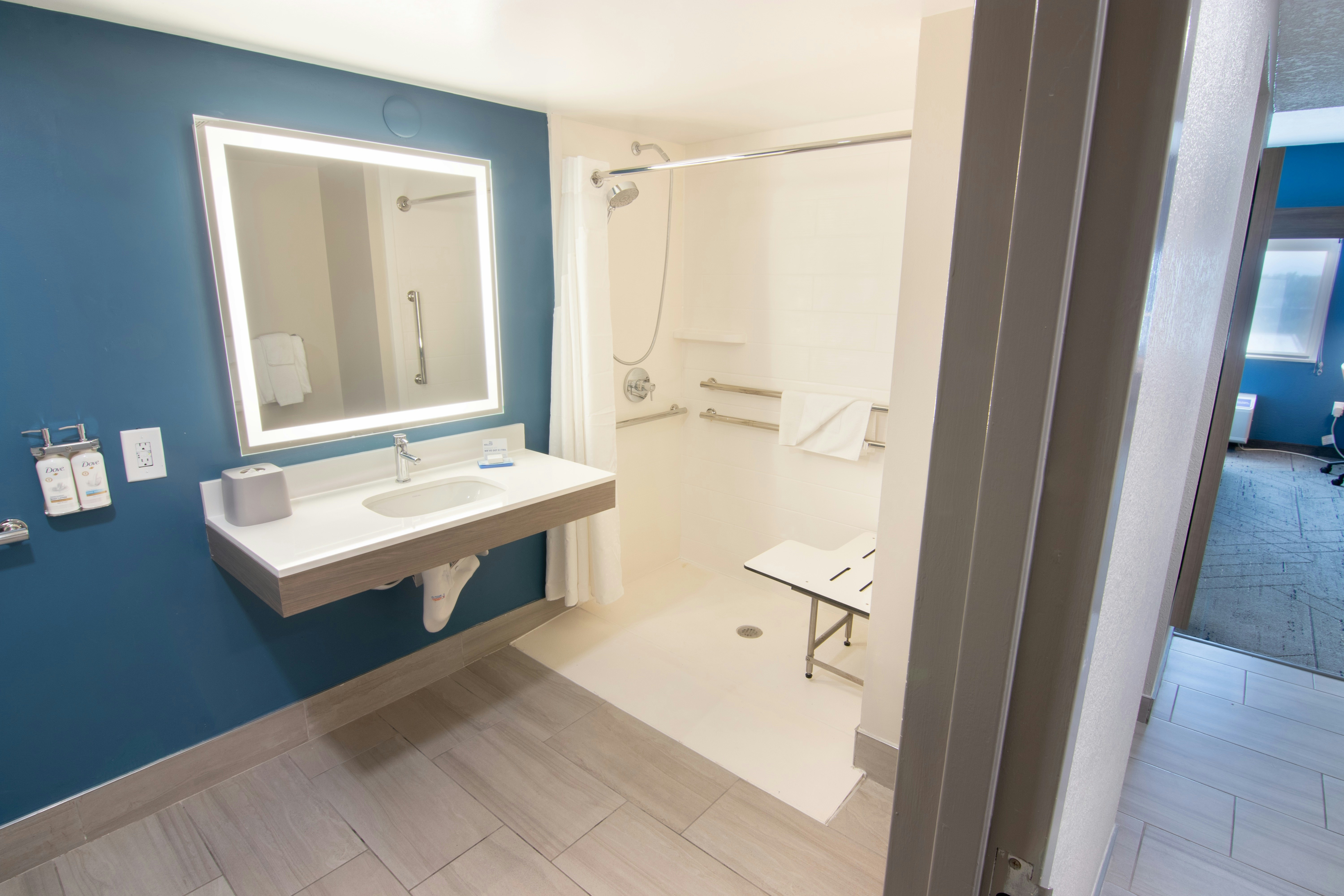 Holiday Inn Express Hotel Suites Fort Lauderdale Airport West 50/50