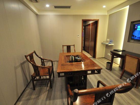Yangjiang Tianbao Business Hotel 33/36