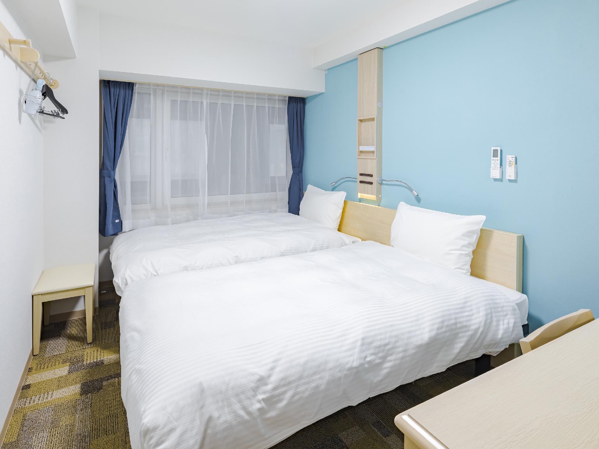 ROOM, TWIN BEDS, SMOKING
