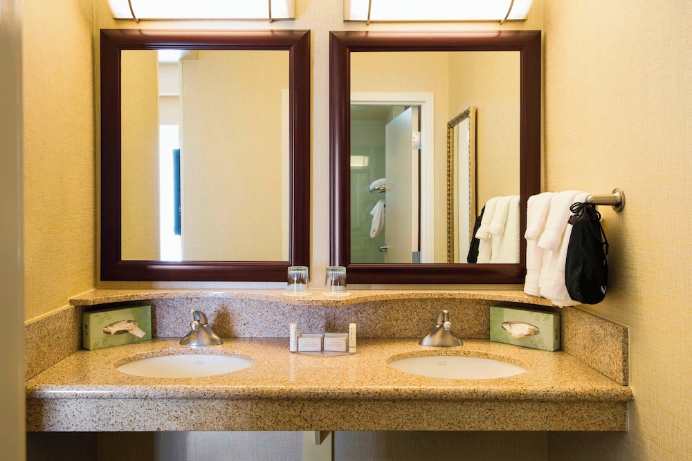 جناح بسرير كينج مع أريكة بحوض استحمام، SpringHill Suites by Marriott Omaha East/Council Bluffs, IA 2/2