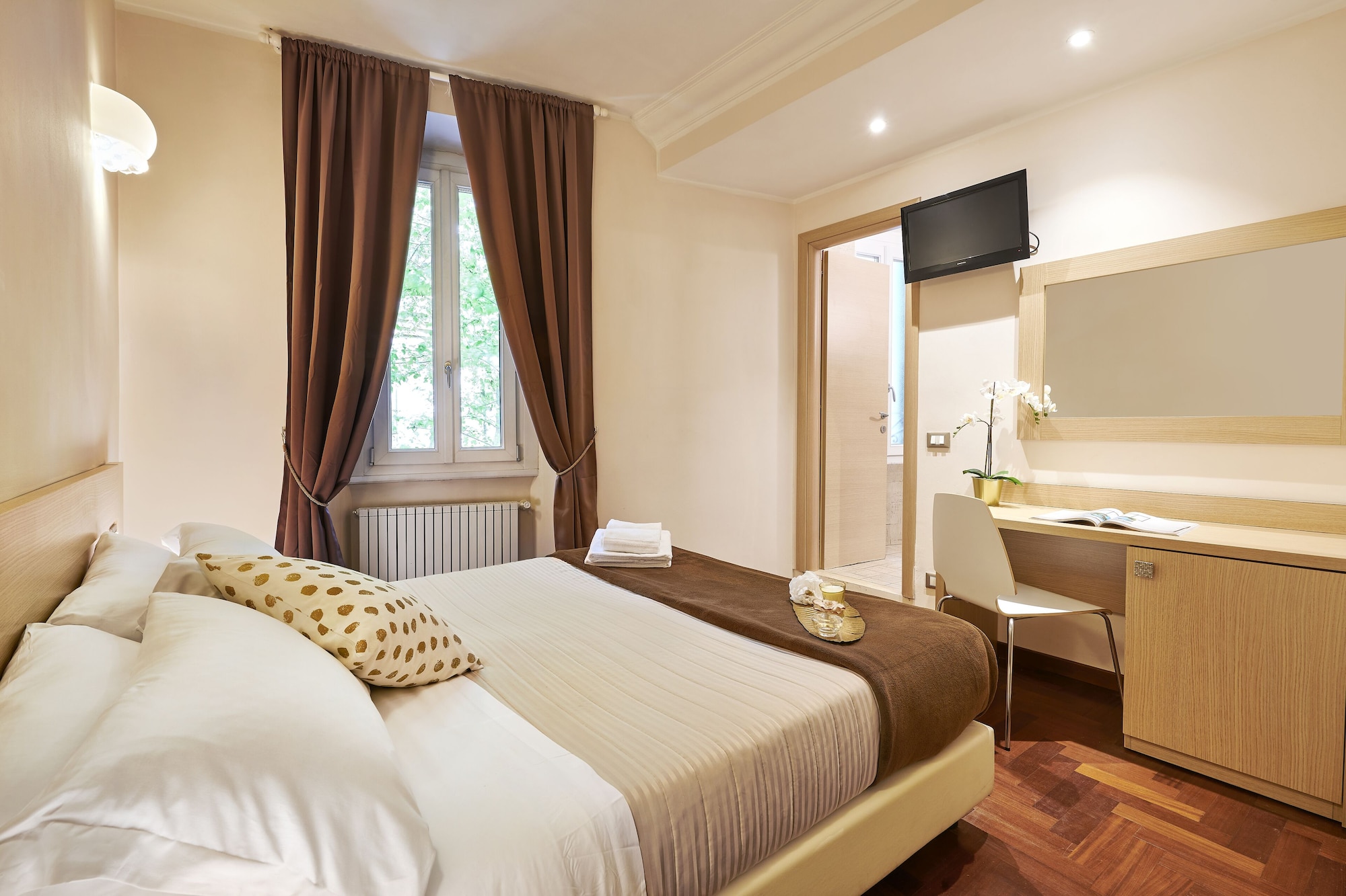 ROOM, DOUBLE BED