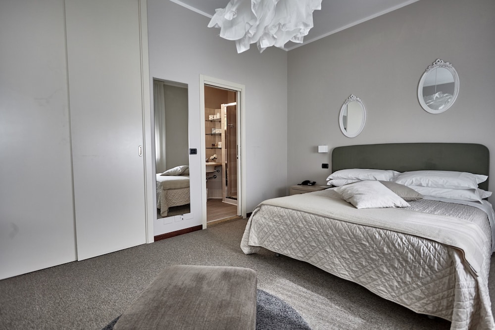 Rouge Hotel International 9/50