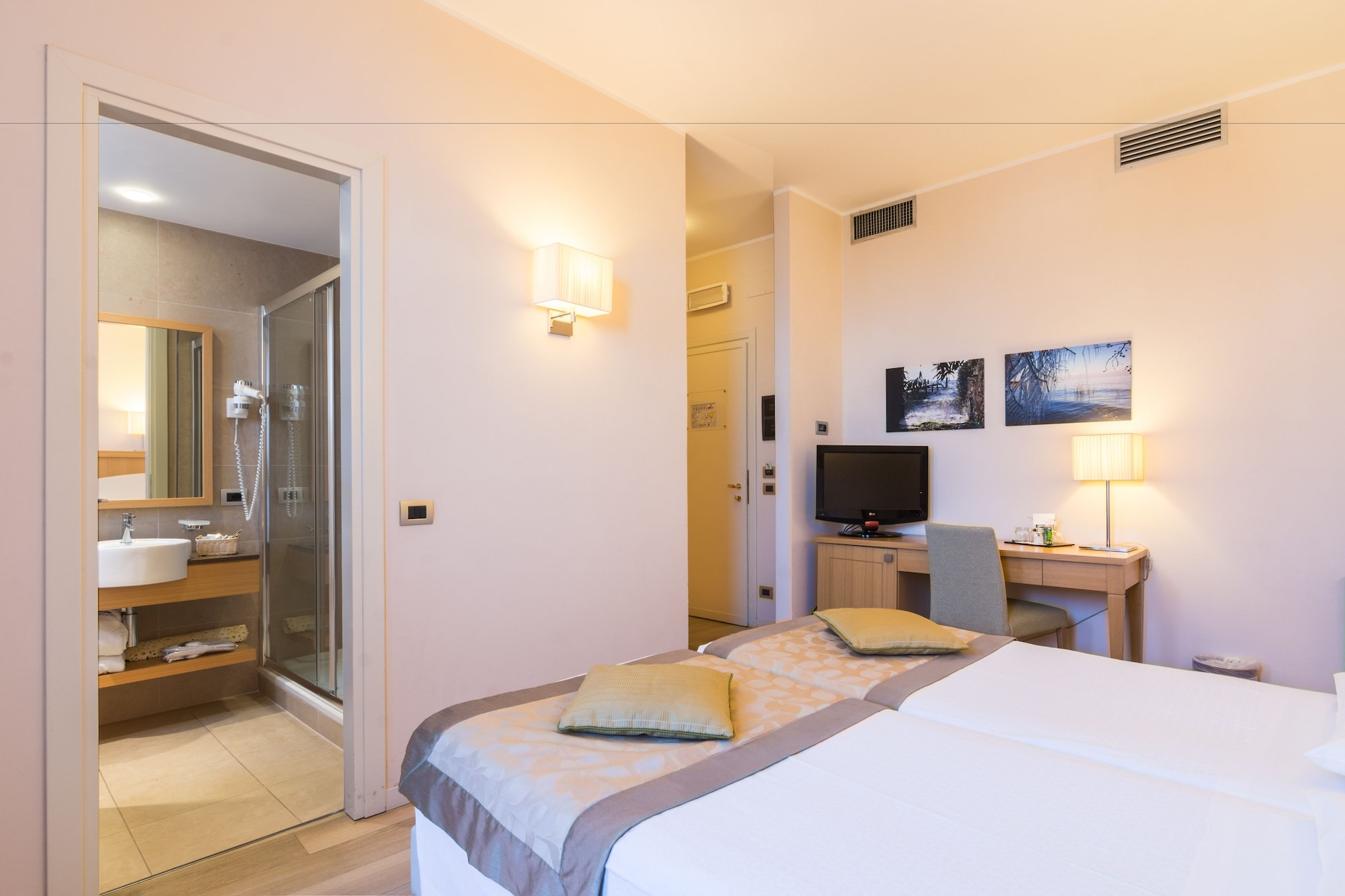 DELUXE, DOUBLE BED, BALCONY