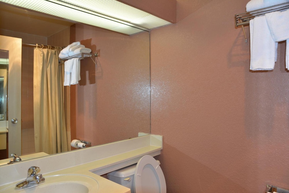 Lincoln Inn Express Hotel And Suites 27/28