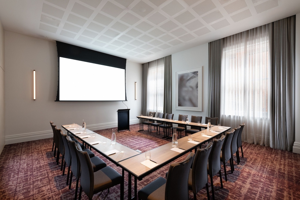 Adelaide Marriott Hotel 41/47
