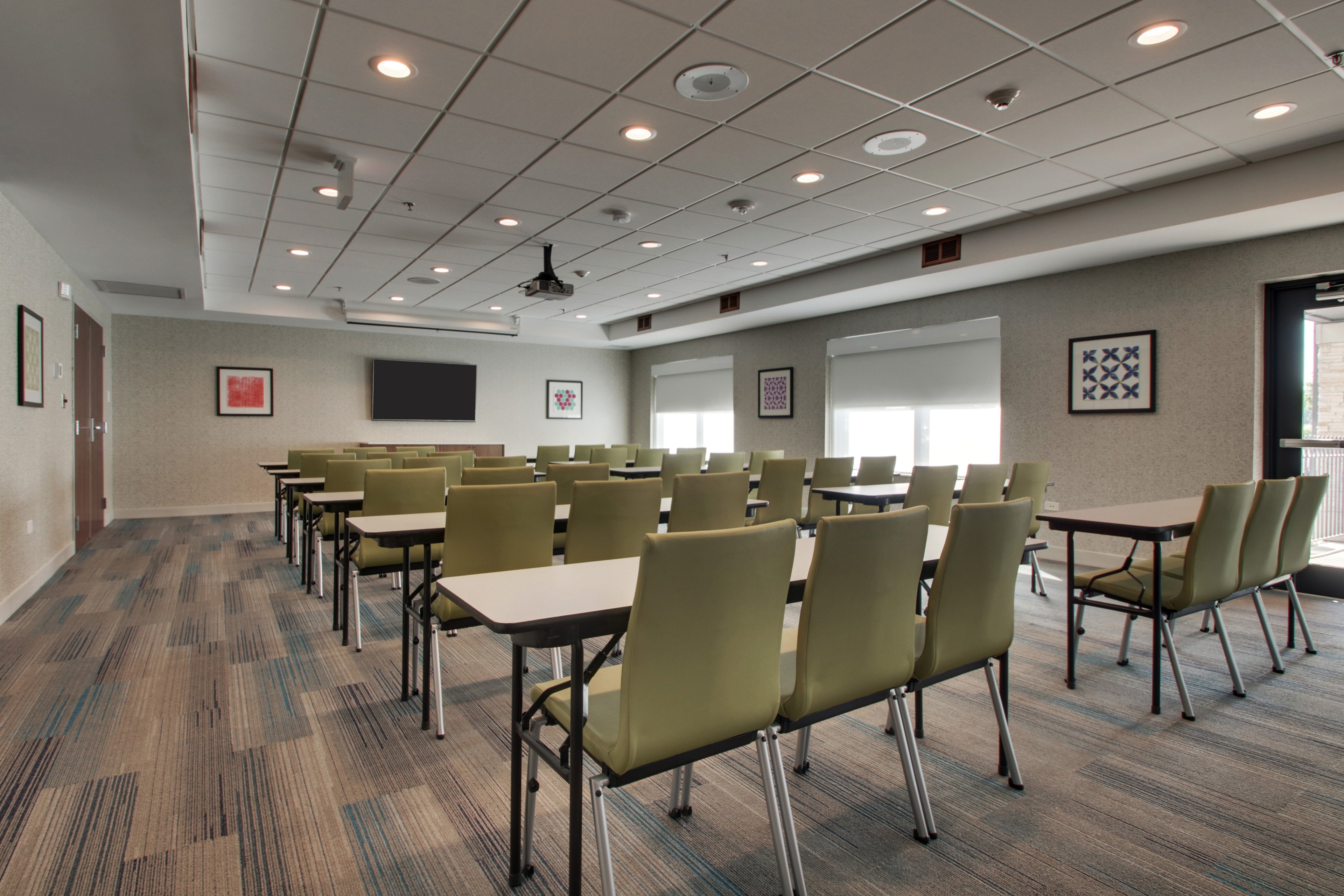 Holiday Inn Express & Suites AURORA NAPERVILLE 33/41
