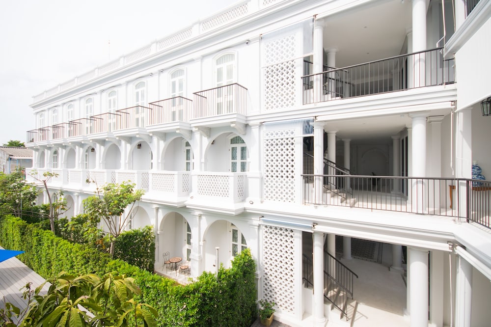 LITTLE NYONYA HOTEL 4/50