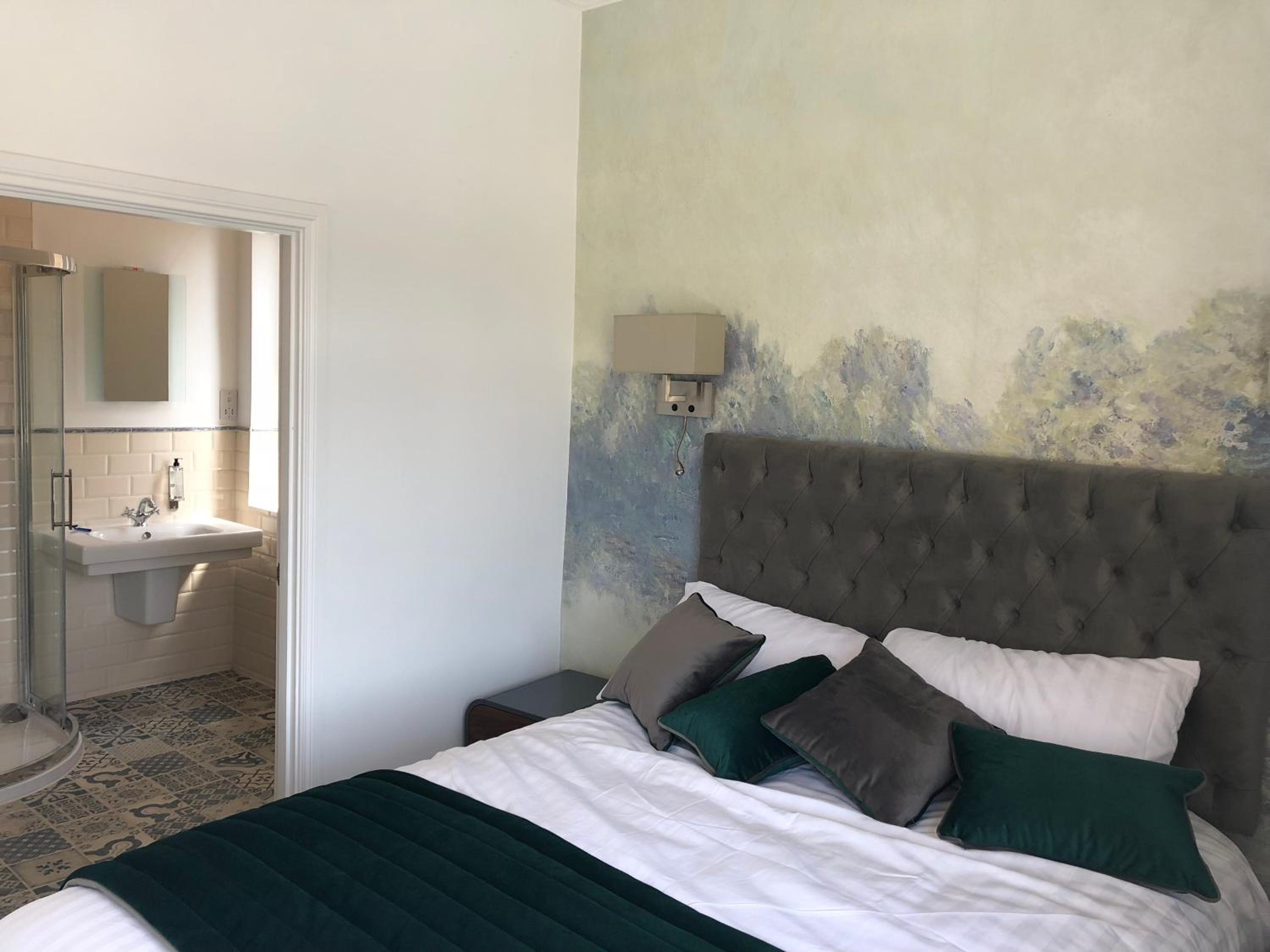 Room, Double Bed, The Strand Hotel 3/5