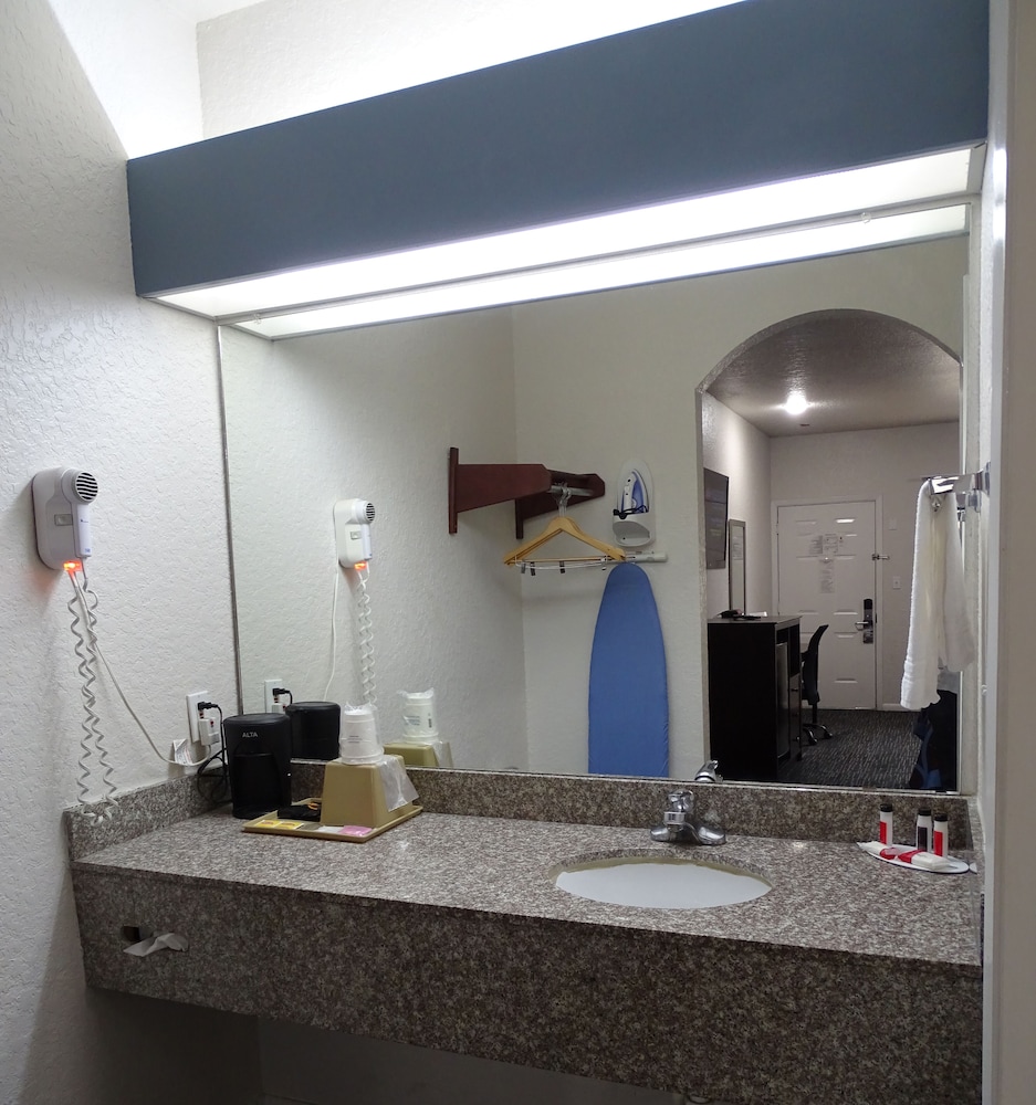 Super 8 by Wyndham Houston/Brookhollow NW 12/34