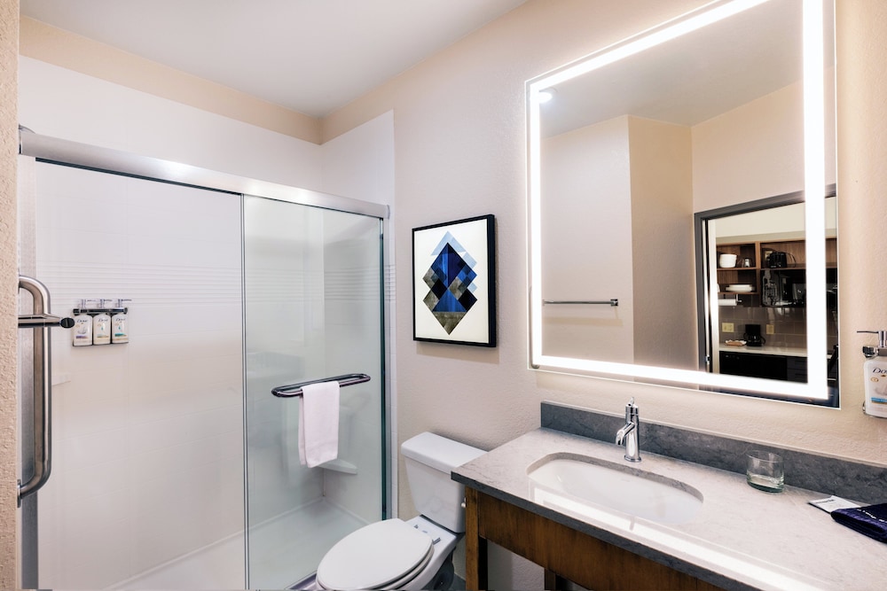 Candlewood Suites Fayetteville – University of Arkansas 60/63