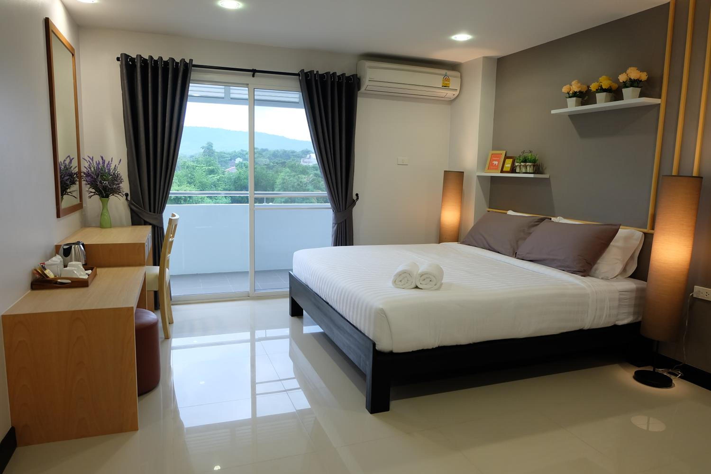 Superior, King Bed, Sofa