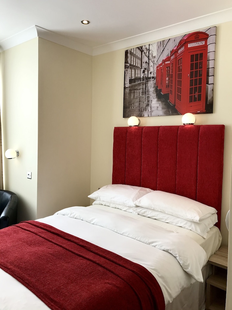 Cassandra Guest House 18/65