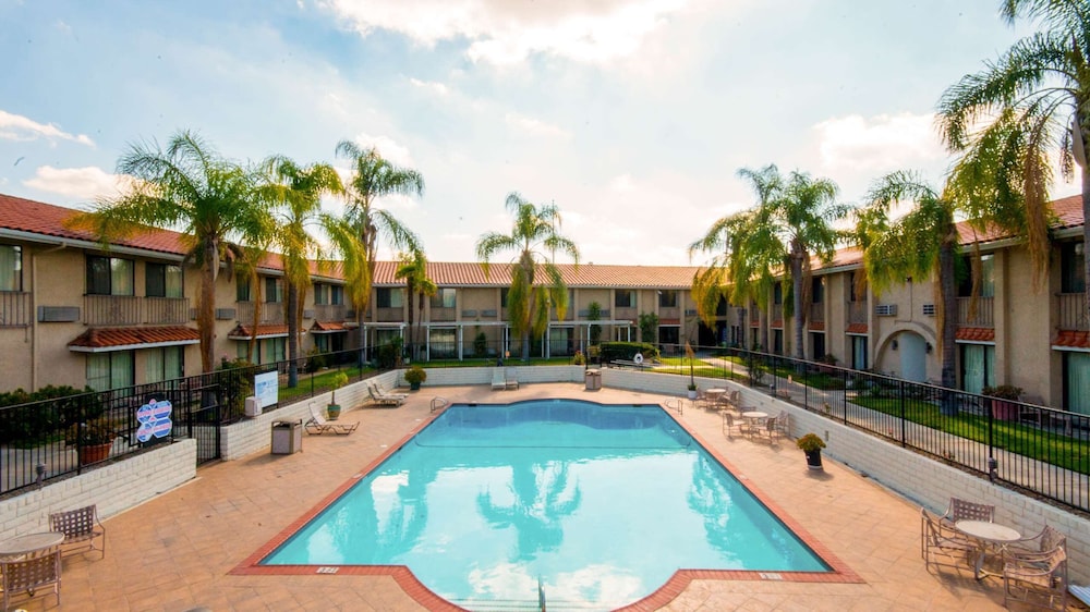 Studio6 Anaheim Hills, CA 30/33