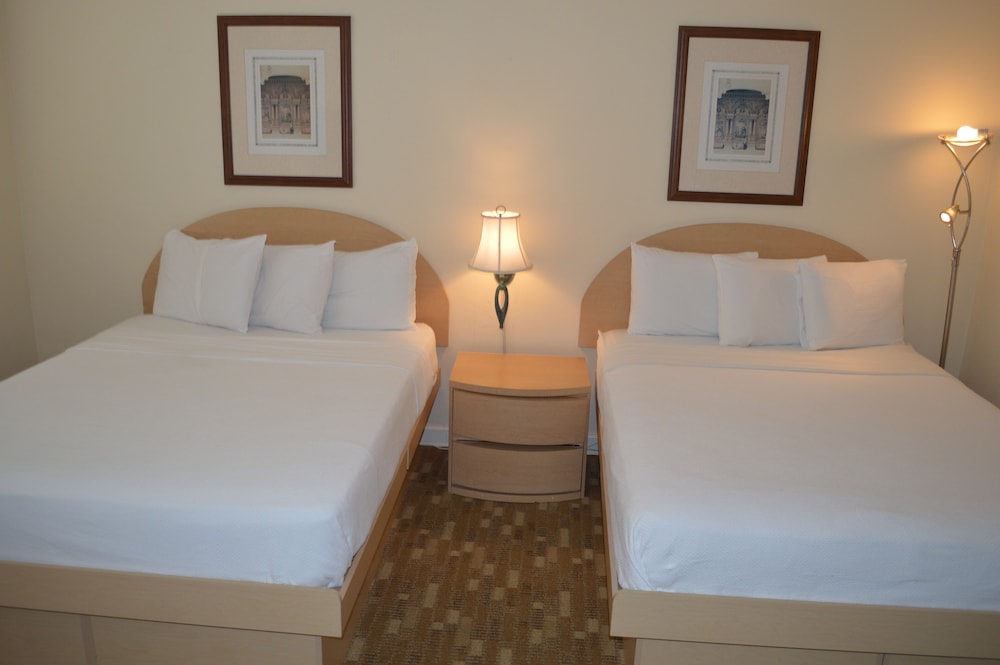 DELUXE, 2 QUEEN BEDS