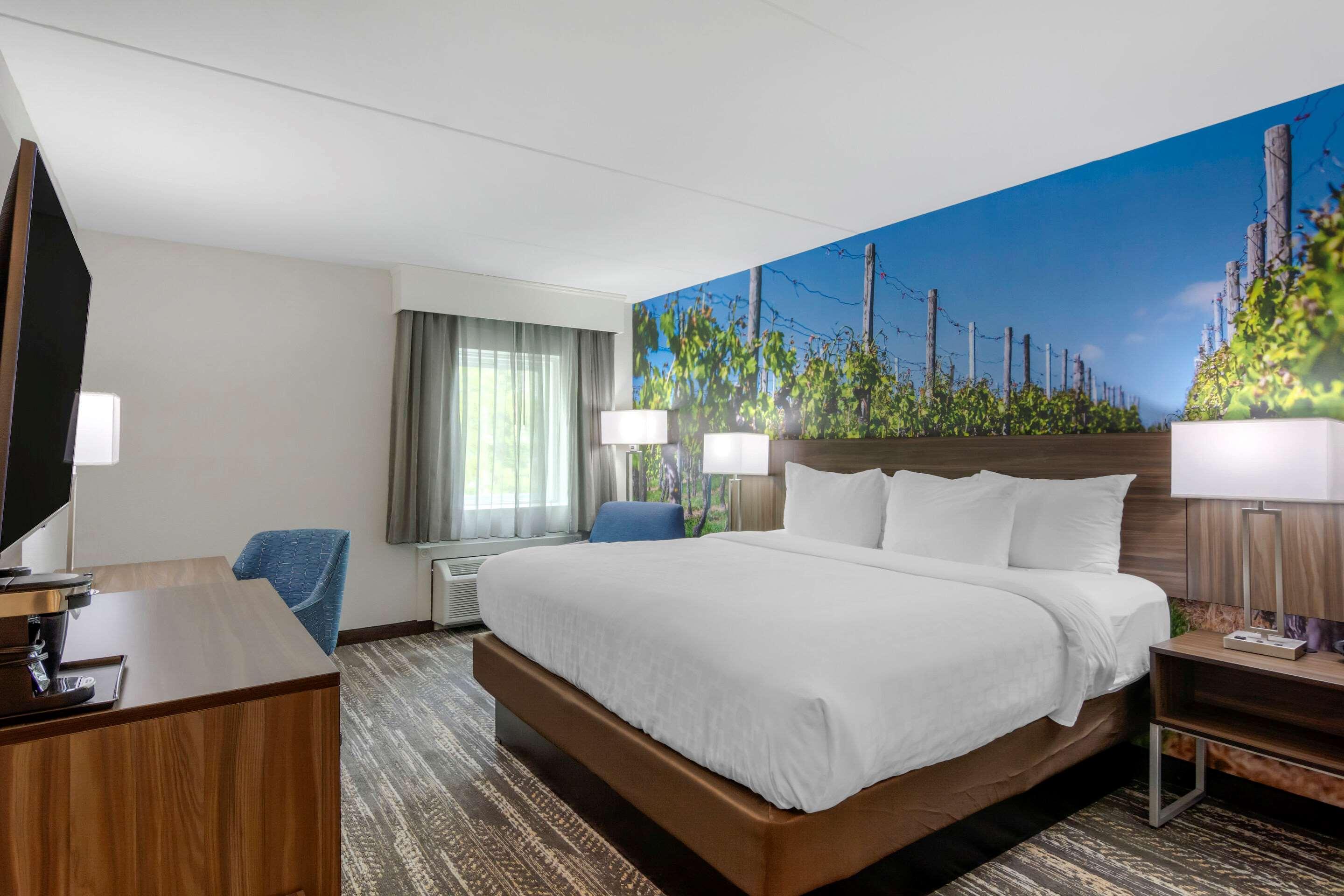 ROOM, KING BED