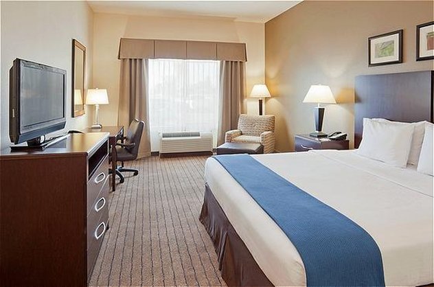Holiday Inn Express Hotel Clovis Fresno 17/76