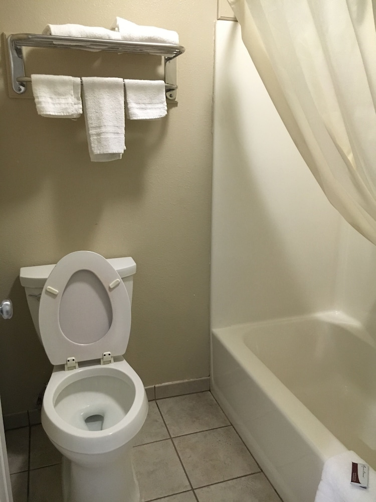 Regency Inn And Suites 26/27