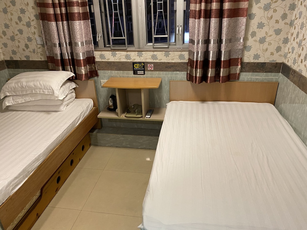 ROOM, QUADRUPLE